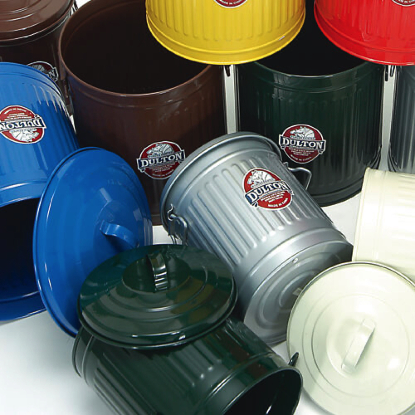 <span>ダルトンから、スチール製ゴミ箱のご紹介</span>ポップな色味に、シンプルなデザインが魅力のゴミ箱。ダルトンから人気商品のご紹介。