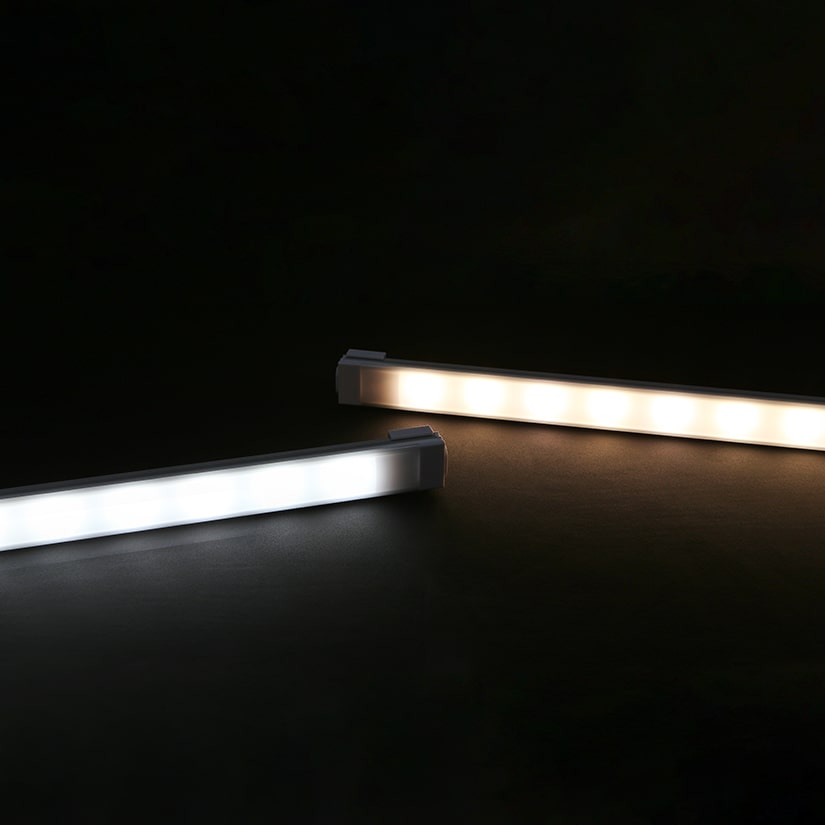 <span>ルミナスラックにぴったり！LEDライト</span>ルミナスラックにぴったりサイズ、マグネットで設置ができるLEDライト。「昼白色」と「電球色」の2色をご用意。